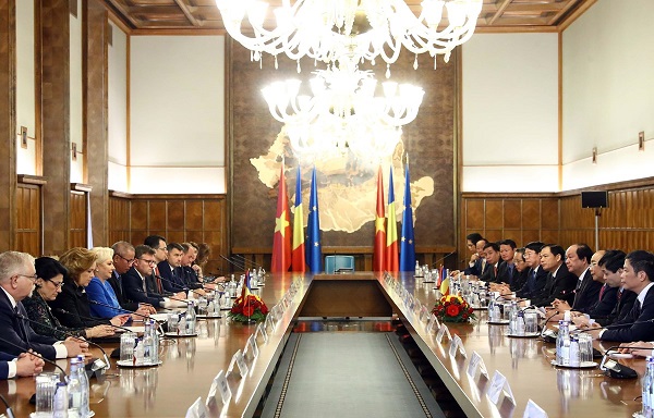 Thủ tướng Nguyễn Xuân Phúc hội đàm với Thủ tướng Romania - Hình 1