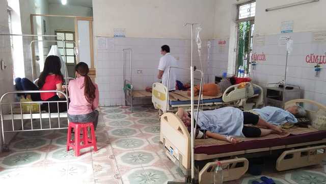 Nghệ An: Đi ăn tiệc cưới về, 8 người nhập viện cấp cứu do ngộ độc - Hình 1
