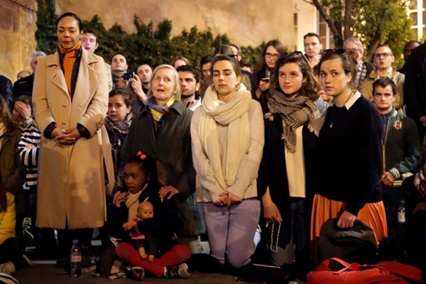 Người dân Paris bật khóc quỳ gối cầu nguyện khi lửa nhấn chìm Nhà thờ Đức Bà - Hình 4