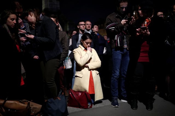 Người dân Paris bật khóc quỳ gối cầu nguyện khi lửa nhấn chìm Nhà thờ Đức Bà - Hình 2