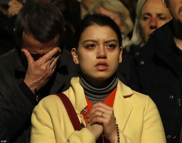 Người dân Paris bật khóc quỳ gối cầu nguyện khi lửa nhấn chìm Nhà thờ Đức Bà - Hình 9