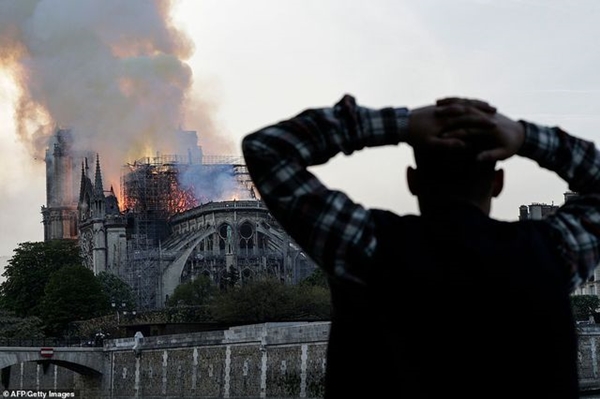 Người dân Paris bật khóc quỳ gối cầu nguyện khi lửa nhấn chìm Nhà thờ Đức Bà - Hình 12