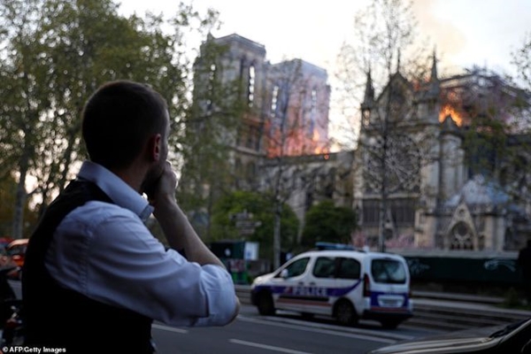 Người dân Paris bật khóc quỳ gối cầu nguyện khi lửa nhấn chìm Nhà thờ Đức Bà - Hình 13
