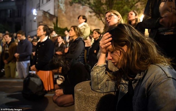 Người dân Paris bật khóc quỳ gối cầu nguyện khi lửa nhấn chìm Nhà thờ Đức Bà - Hình 3