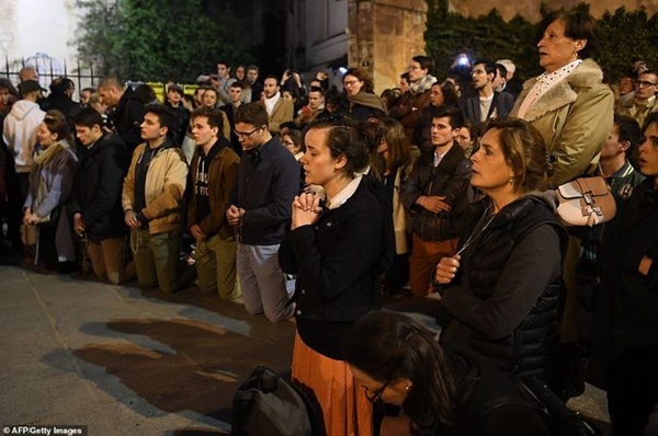 Người dân Paris bật khóc quỳ gối cầu nguyện khi lửa nhấn chìm Nhà thờ Đức Bà - Hình 10