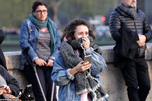 Người dân Paris bật khóc quỳ gối cầu nguyện khi lửa nhấn chìm Nhà thờ Đức Bà - Hình 6