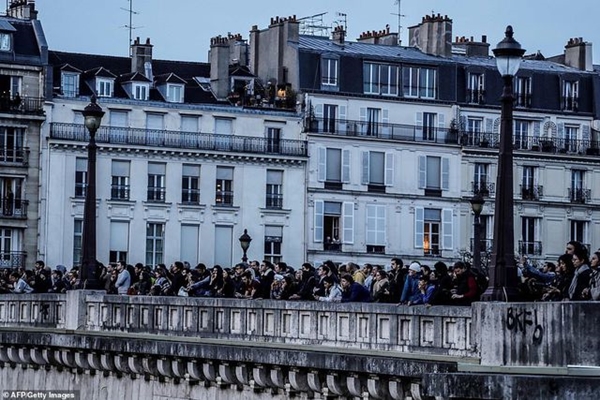 Người dân Paris bật khóc quỳ gối cầu nguyện khi lửa nhấn chìm Nhà thờ Đức Bà - Hình 11