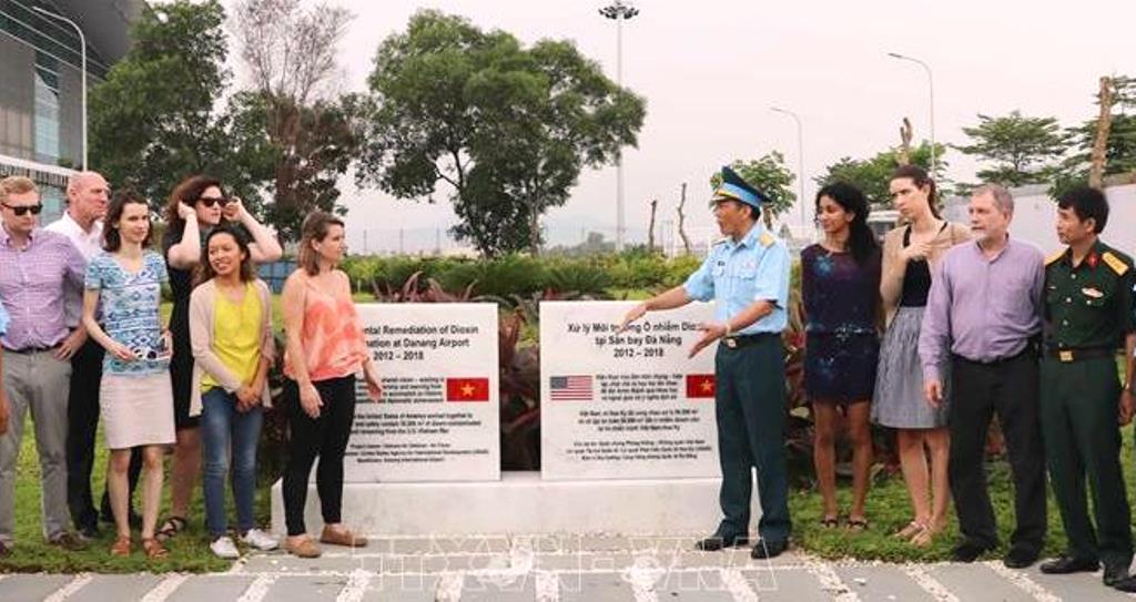 Đoàn trợ lý Nghị sỹ Hoa Kỳ thăm Dự án tẩy độc dioxin tại sân bay Đà Nẵng - Hình 1