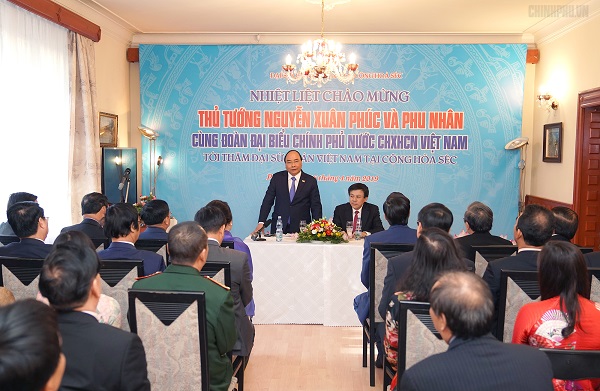 Thủ tướng thăm Đại sứ quán Việt Nam tại Czech - Hình 1