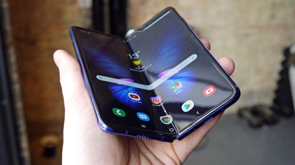 Chưa mở bán, mẫu điện thoại Galaxy Fold đã gặp sự cố màn hình