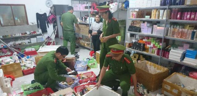 Nghệ An: Bắt quả tang xưởng sản xuất mỹ phẩm giả, nhái nhãn mác các thương hiệu nổi tiếng