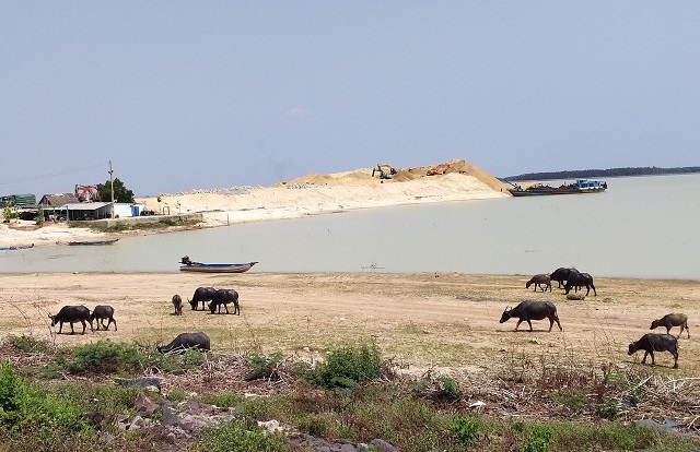 Hồ Dầu Tiếng tạm ngưng hoạt động khai thác cát, liệu có đẩy lùi được 'cát tặc'?