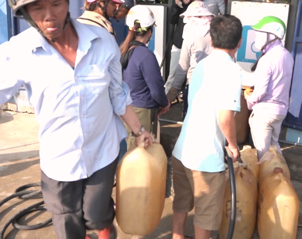 Vì sao huyện đảo Lý Sơn (Quảng Ngãi) cạn kiệt lượng xăng dầu dự trữ? - Hình 1
