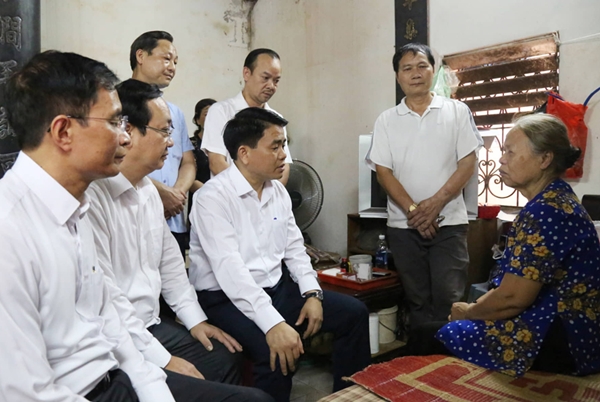 Chủ tịch UBND TP. Hà Nội thăm hỏi gia đình nữ công nhân tử vong sau vụ tai nạn tại đường Láng - Hình 1