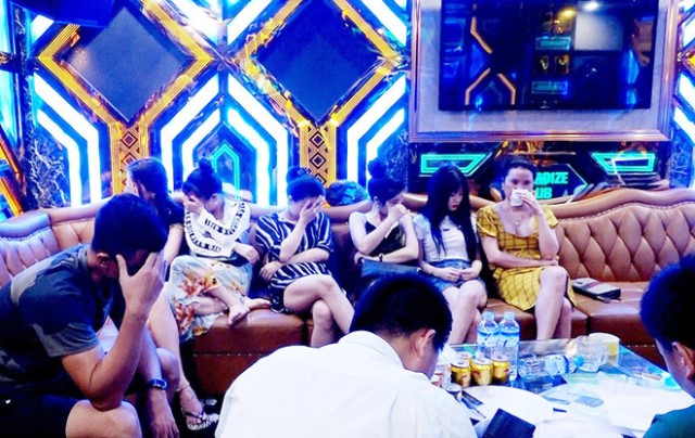 Quảng Bình: Đột kích quán karaoke, cảnh sát bắt quả tang gần 50 dân “bay”, mua bán dâm