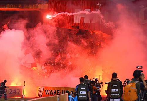 'Treo sân’ Hàng Đẫy 1 trận, phạt tiền 140 triệu đồng vì CĐV Hải Phòng đốt pháo sáng