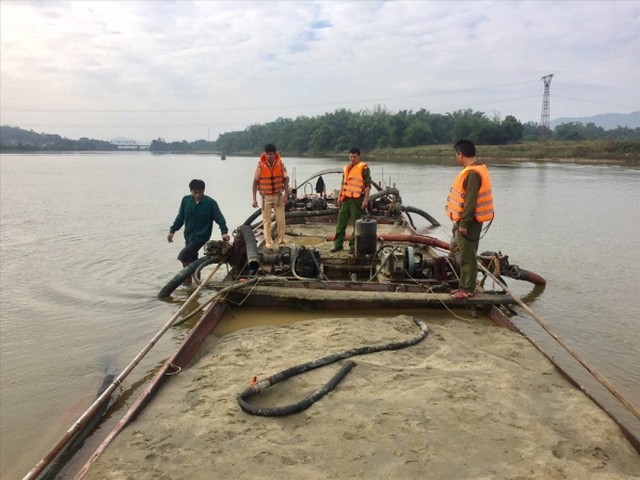 Hà Tĩnh: Bắt 3 xà lan khai thác cát lậu trên sông Lam - Hình 1
