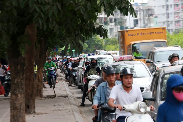 Hà Nội: Người dân ồ ạt về quê nghỉ lễ 30/4 – 1/5, nhiều tuyến đường ùn tắc nghiêm trọng - Hình 1