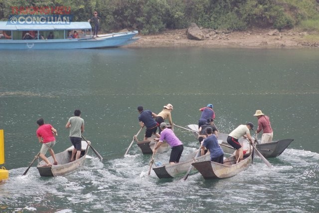 Quảng Bình: Đặc sắc lễ hội thi cá trắm, đua thuyền trên sông Son - Hình 1