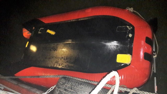 Nghệ An: Bị lật xuồng trên biển Cửa Lò, 7 du khách thoát nạn - Hình 2