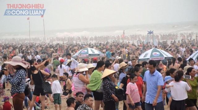 Thành phố Sầm Sơn đón hàng vạn du khách đến với biển trong nghỉ lễ - Hình 1