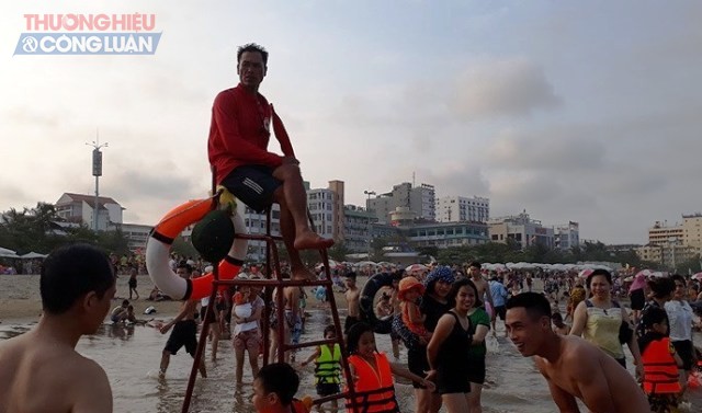 Thành phố Sầm Sơn đón hàng vạn du khách đến với biển trong nghỉ lễ - Hình 5