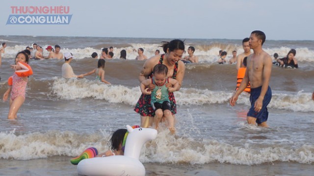 Thành phố Sầm Sơn đón hàng vạn du khách đến với biển trong nghỉ lễ - Hình 3
