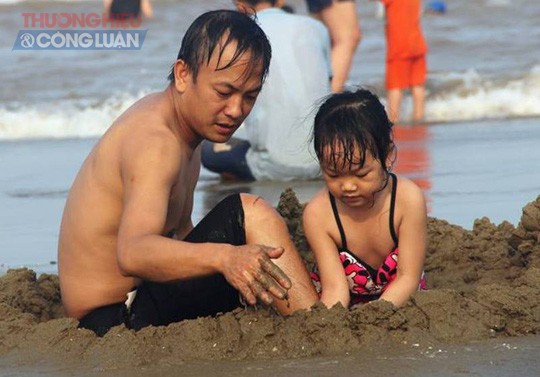 Thành phố Sầm Sơn đón hàng vạn du khách đến với biển trong nghỉ lễ - Hình 4