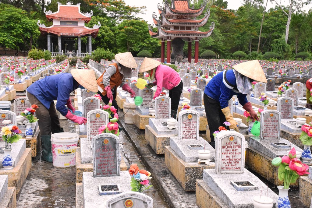 “Uống nước nhớ nguồn”: Về thăm nghĩa trang liệt sĩ quốc gia Trường sơn - Hình 2