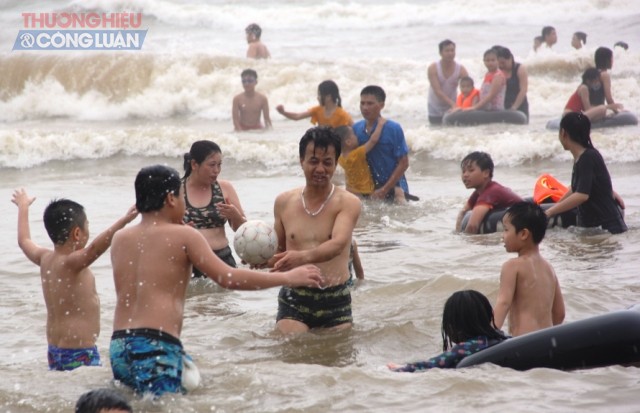 Thành phố Sầm Sơn đón hàng vạn du khách đến với biển trong nghỉ lễ - Hình 2