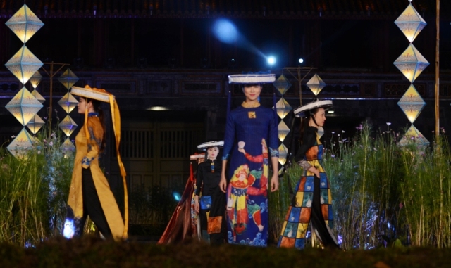 Huế: Thướt tha “Áo dài trên con đường di sản”