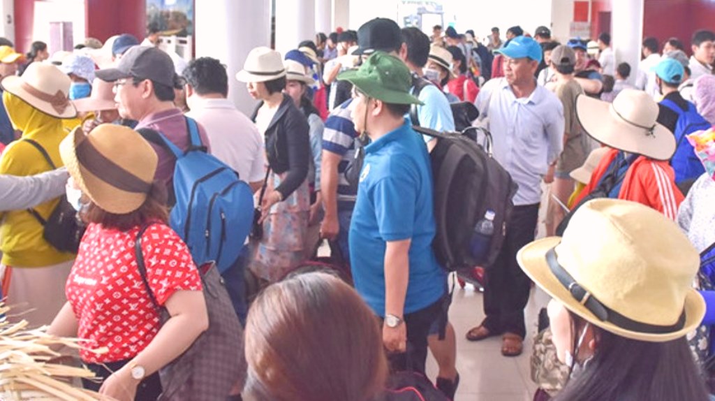 Quảng Ngãi: Hàng nghìn khách thập phương đột biến ra đảo Lý Sơn dịp lễ 30/4-1/5 - Hình 3
