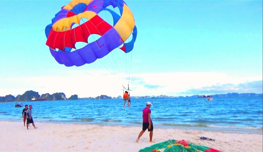 Đà Nẵng: Trải nghiệm dù bay trên bãi biển đẹp nhất hành tinh - Hình 1