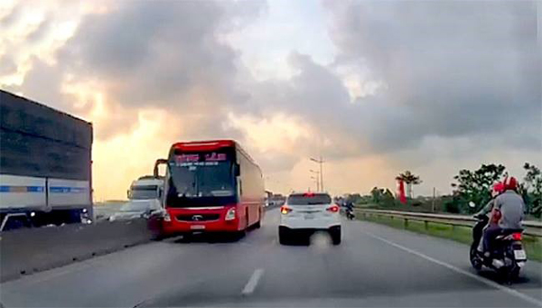 Thanh Hóa: Tước Giấy phép lái xe 2 tháng đối với tài xế xe khách đi ngược chiều