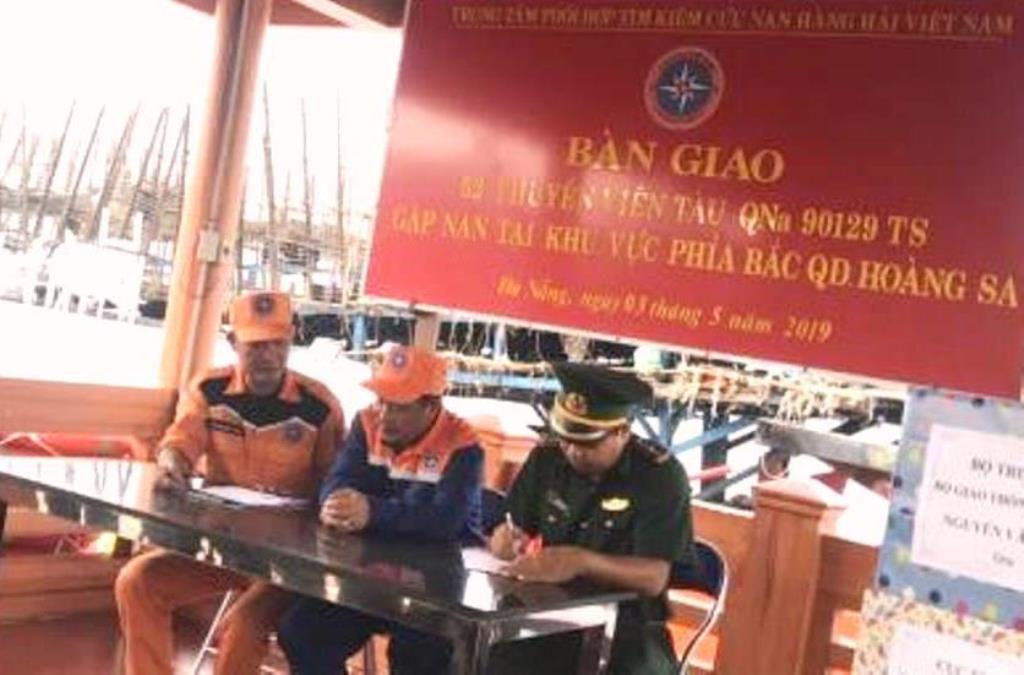 Đà Nẵng: Đưa 52 thuyền viên tàu cá gặp nạn trên biển về đất liền an toàn - Hình 1