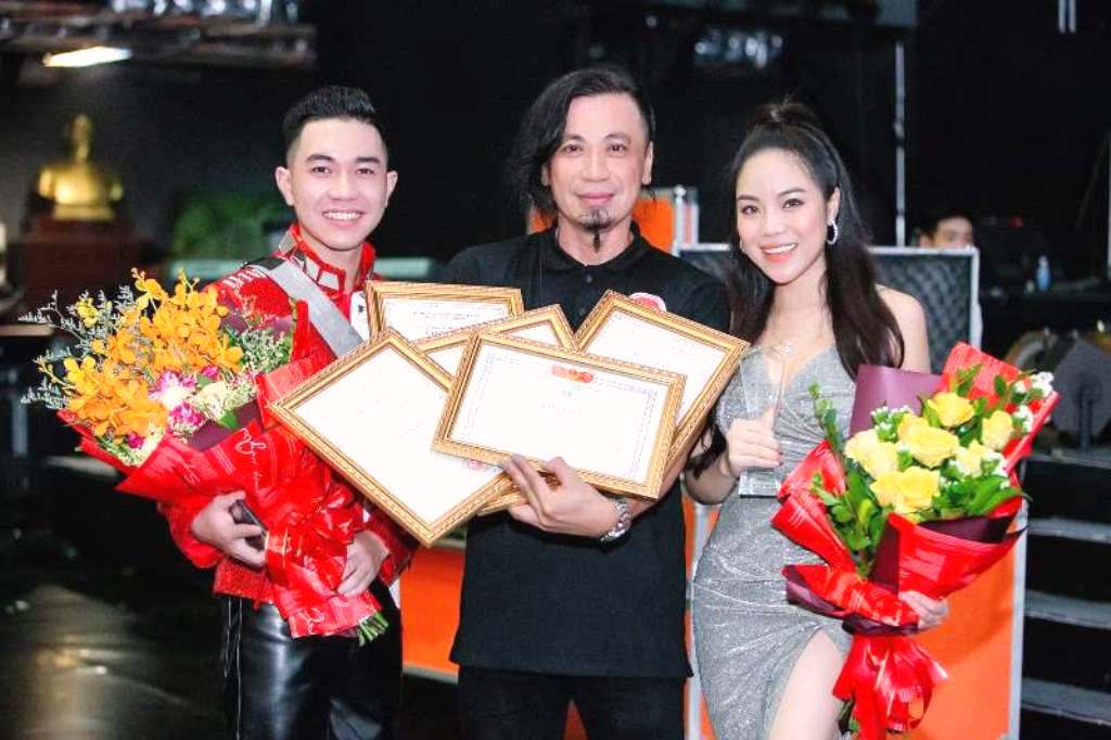 Nghệ sỹ Cao Minh Đức: Tay guitarist “phù thủy” trên sân khấu liên hoan các ban nhạc toàn quốc 2019 - Hình 2