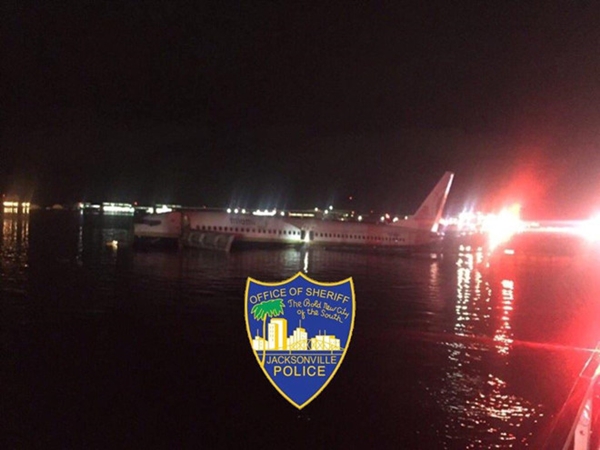 Máy bay chở 142 người lao xuống sông ở Florida, tất cả sống sót - Hình 2
