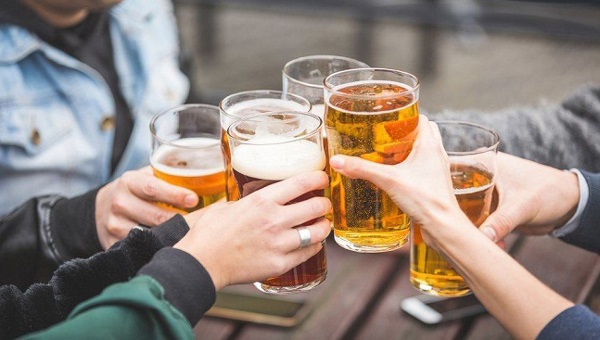 Bộ Y tế muốn giữ đề xuất kiểm soát thời gian bán rượu bia - Hình 1
