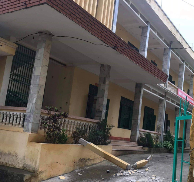 Hòa Bình: 2 học sinh Trường THCS thị trấn Đà Bắc nhập viện vì bị thanh bê tông rơi trúng đầu - Hình 1
