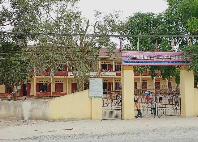 Hậu Lộc (Thanh Hóa): Lạ lùng chuyện thầy giáo lên lớp không giảng bài, chỉ ngồi nghịch điện thoại?