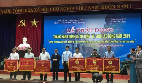 EVNNPC đón nhận Cờ thi đua về ATVSLĐ năm 2018
