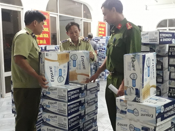 Phát hiện và thu giữ hàng trăm thùng sữa không được phép lưu hành tại Việt Nam