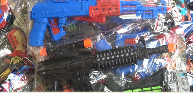 Hà Tĩnh: Tiêu hủy hàng trăm khẩu súng nhựa đồ chơi trẻ em - Hình 1