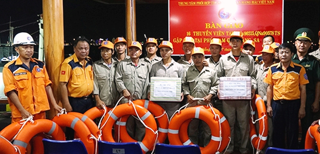 Đà Nẵng: Cứu 16 ngư dân bị nạn ở biển Hoàng Sa về đất liền - Hình 2