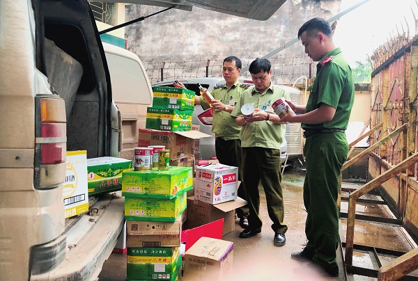 Lạng Sơn: Thu giữ 300kg thực phẩm nhập lậu - Hình 1