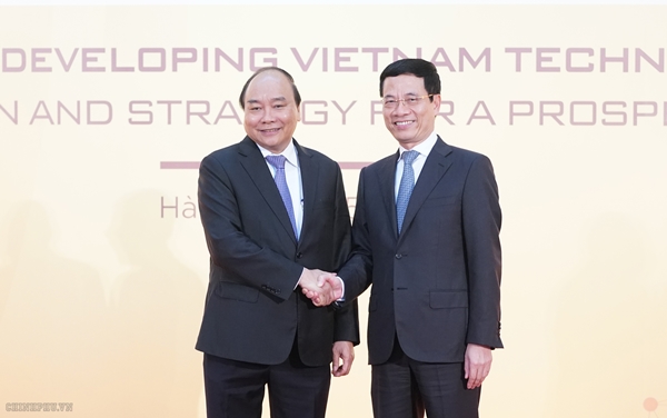 Thủ tướng tham quan triển lãm, dự diễn đàn phát triển DN công nghệ Việt Nam - Hình 1
