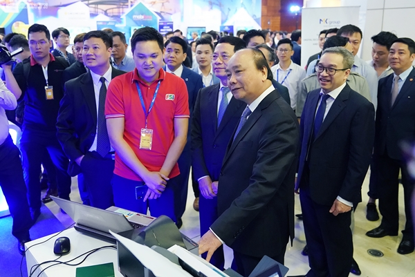 Thủ tướng tham quan triển lãm, dự diễn đàn phát triển DN công nghệ Việt Nam - Hình 3