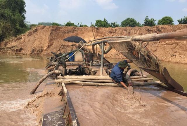 Quảng Bình “tuyên chiến” với nạn khai thác cát, sỏi trái phép - Hình 1