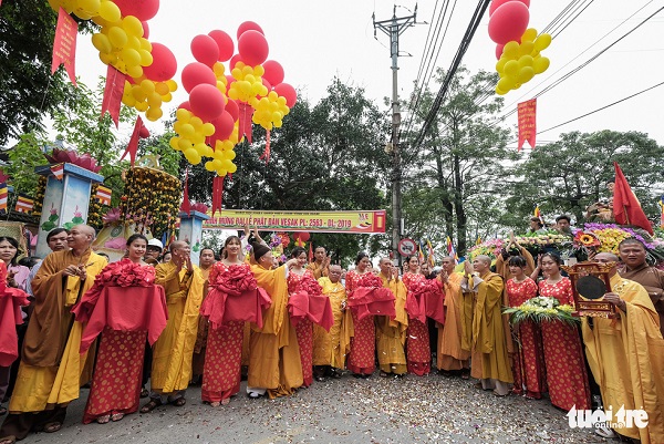 Hơn 400 xe hoa đi từ chùa Bầu đến chùa Tam Chúc mừng Đại lễ Vesak 2019 - Hình 2