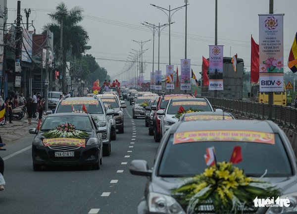 Hơn 400 xe hoa đi từ chùa Bầu đến chùa Tam Chúc mừng Đại lễ Vesak 2019 - Hình 3